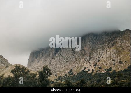 Spettacolari vette calcaree con basse nuvole a Serra de Tramuntana Foto Stock