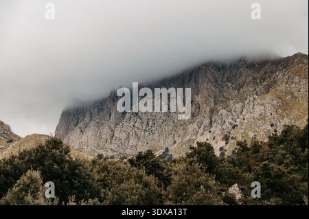 Cresta rocciosa con nebbia a Serra de Tramuntana, Maiorca Foto Stock