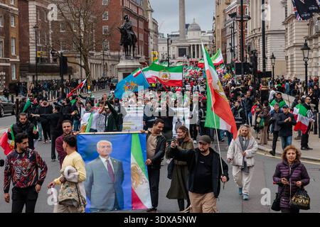 Whitehall, Londra, Regno Unito. 1 marzo 2026. La comunità iraniana a Londra continua a celebrare la conferma della morte del leader supremo, l'Ayatollah Ali Khamenei, mentre marciano dall'Ambasciata della Repubblica islamica dell'Iran a Whitehall. Ieri il Mullah è stato ucciso a Teheran in attacchi aerei da parte di Israele e degli Stati Uniti. Crediti: Amanda Rose/Alamy Live News Foto Stock