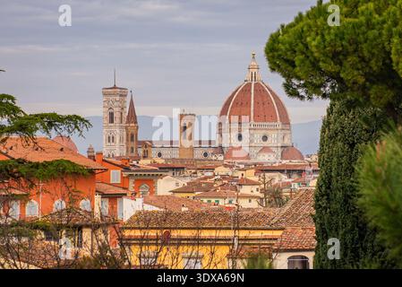 FIRENZE, ITALIA - 1° FEBBRAIO 2026: Vista panoramica ad alto angolo dello skyline di Firenze con il Duomo e il Campanile di Giotto. Questo colpo d'occhio largo Foto Stock