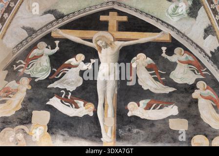 NOVARA, ITALIA - 16 GENNAIO 2026: L'affresco della Crocifissione tra gli angeli nella chiesa di San Nazaro di sconosciuti artisti del 15. centesimi. Foto Stock