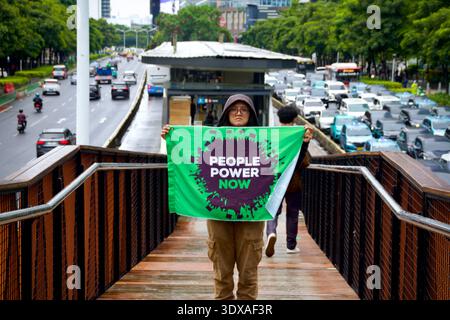 La manifestazione climatica centrale di Giacarta collega l'azione ambientale locale con i negoziati globali COP30 in Brasile. Foto Stock