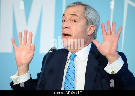 Londra, Regno Unito. 2 marzo 2026. Nella foto: Nigel Farage - Reform UK leader in una conferenza stampa alla Church House. Credito: Justin ng/Alamy Live News. Foto Stock