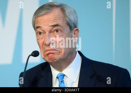 Londra, Regno Unito. 2 marzo 2026. Nella foto: Nigel Farage - Reform UK leader in una conferenza stampa alla Church House. Credito: Justin ng/Alamy Live News. Foto Stock