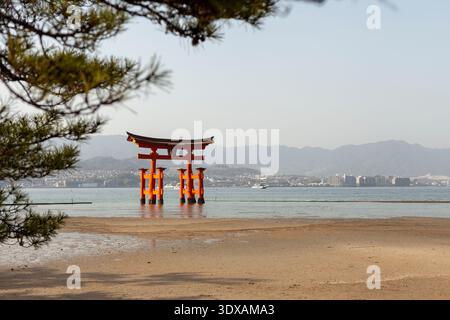 Vista della grande porta Torii che galleggia in mare contro il cielo Foto Stock