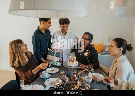 Bambini che celebrano il compleanno del padre a casa Foto Stock