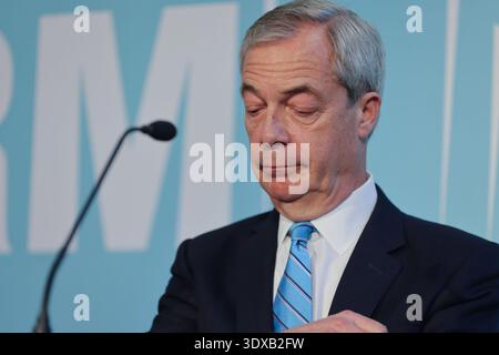 Londra. REGNO UNITO. 2 marzo 2026. Riformare il leader britannico Nigel Farage in una conferenza stampa Reform UK nel centro di Londra prima della dichiarazione di primavera e del risultato delle elezioni suppletive di Gorton e Denton. Crediti: Dinendra Haria/Alamy Live News Foto Stock