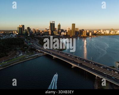 Vista aerea del Narrows Bridge che si estende sul fiume Swan verso lo skyline della città sullo sfondo di Kings Park, Kings Park e Western Austra Foto Stock