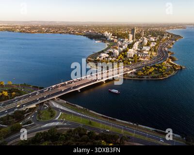 Vista aerea del Narrows Bridge che si estende sul fiume Swan, collegando la terraferma a South Perth City, Kings Park, Australia Occidentale, Australia. Foto Stock