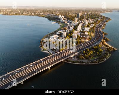 Vista aerea del Ponte Narrows che si estende attraverso le tranquille acque blu, collegandosi al vivace skyline della città e alla distesa verde di Kings Park. Foto Stock