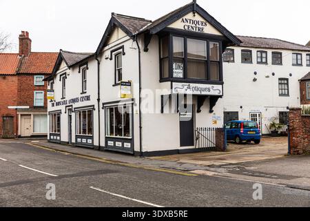 Una vista all'angolo della strada del Doncaster Antiques Centre a Horncastle, Lincolnshire, ospitato in un tradizionale edificio bianco con finiture nere. Foto Stock