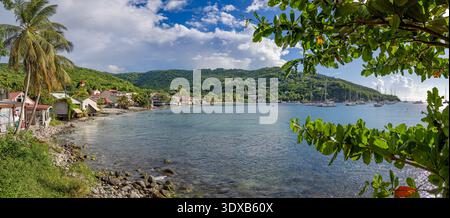 Lungomare di Deshaies (isola caraibica Guadalupa) nel pomeriggio soleggiato - vista panoramica Foto Stock