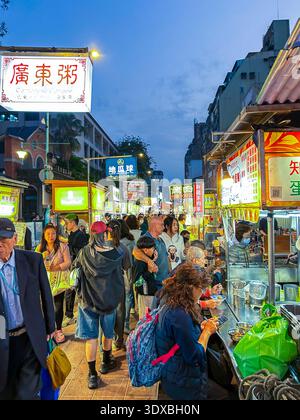 Taipei, Taiwan, gente, venditori ambulanti, cibo di strada nel mercato tradizionale notturno, (Ningxia) Foto Stock