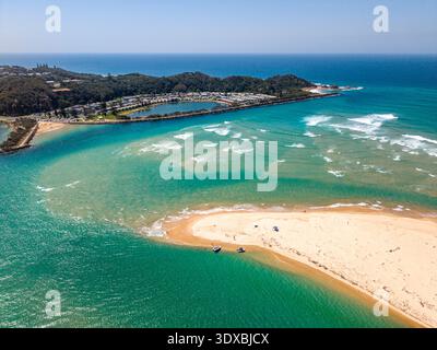 Veduta aerea di dove il fiume Nambucca incontra il mare turchese, dove le coste sabbiose incontrano le onde che si infrangono vicino a Beilby's Beach, Nambucca Heads, New S. Foto Stock