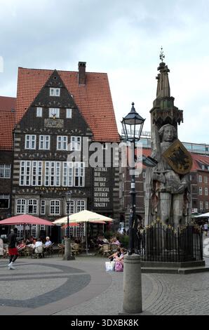 Statua di Roland, sulla piazza del mercato, di fronte al Rathaus (Municipio), Brema. Germania. Foto Stock