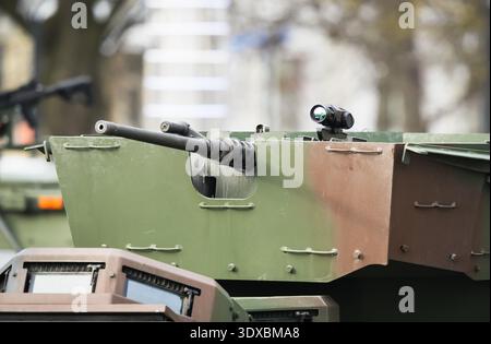 Mitragliatrice pesante montata su torretta di veicoli blindati con un oscilloscopio termico avanzato per un'individuazione precisa durante le operazioni di combattimento militari Foto Stock