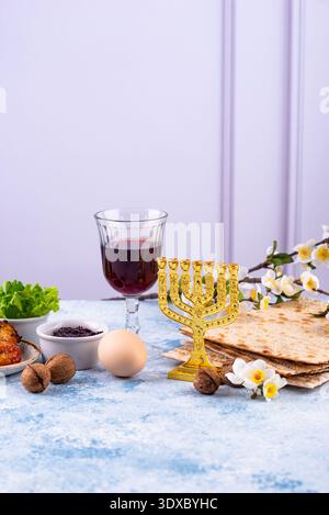 Tradizionale piatto di sidro pasquale con cibi simbolici. Simbolo della festa ebraica Pesah. Foto Stock