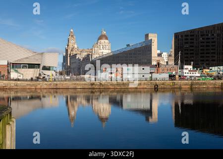 Liverpool, Regno Unito, 14 febbraio 2026: Gli edifici sul lungomare della città si riflettono a Canning Dock, tra cui il Museo di Liverpool, il Royal Liver Building e ma Foto Stock