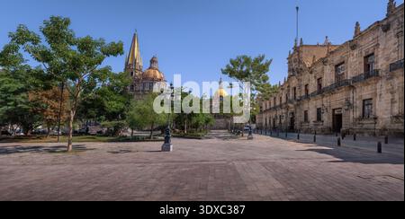 Vista panoramica di Plaza de Armas con la Cattedrale di Guadalajara e il Palazzo del governo di Jalisco (Palacio de Gobierno) - Guadalajara, Jalisco, Messico Foto Stock