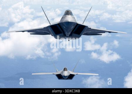 Il generale dell'aeronautica statunitense Kevin B. Schneider, comandante delle Pacific Air Forces, pilota l'F-22 Raptor che si riunisce con un C-17 Globemaster III, entrambi provenienti dalla Joint base Pearl Harbor-Hickam, durante una missione al largo delle coste di OÔahu, l'8 aprile 2025. PACAF fornisce forze pronte e letali per garantire stabilità e sicurezza nell'Indo-Pacifico. Solo per uso editoriale. Non per approvazione. Credito: U.S. Air Force / Tech. Sergente Emerson Nu-ez. Foto Stock