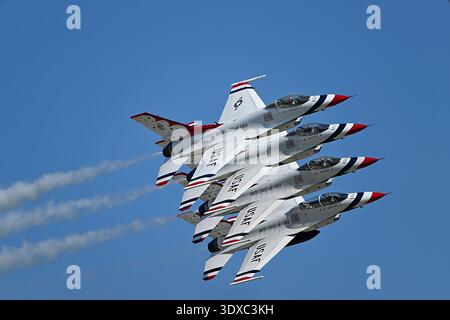 Lo U.S. Air Force Air Demonstration Squadron "Thunderbirds", si esibisce durante il Joint base Andrews Air Show del 2025 presso Joint base Andrews, Maryland, 13 settembre 2025. Lo spettacolo aereo presenta dimostrazioni aeree militari e civili degli Stati Uniti, esposizioni statiche e opportunità per il pubblico di interagire con i membri del servizio, onorando l'eredità dell'eccellenza dell'aviazione e ispirando al contempo la prossima generazione di aviatori e innovatori aerospaziali. Solo per uso editoriale. Non per approvazione. Credito: U.S. Air Force / Dean Markos. Foto Stock