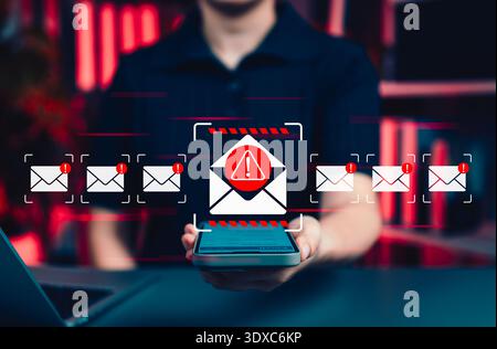 Concetto di sicurezza informatica con persona che detiene lo smartphone che visualizza messaggi di posta indesiderata e avvisi di virus. Attacco di phishing digitale, violazione dei dati e frode su Internet Foto Stock