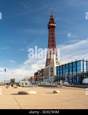 La Blackpool Tower sorge sopra la passeggiata e l'edificio in stile art deco Woolworths sulla costa del Lancashire. Foto Stock