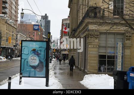 Poster pubblicitario per bevande alcoliche vicino a St Lawrence Hall (guardando a est su King St e), Toronto (Market Lane Park) Foto Stock