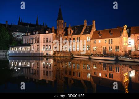 Bruges (Bruges), Belgio. Città vecchia di Bruges, Belgio. Paesaggio urbano di Bruges con case medievali a nigt. Foto Stock