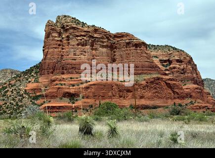 butte di arenaria rossa e scogliere a strati nell'area di Munds Mountain Wilderness della Coconino National Forest vicino Sedona, Arizona, con la prateria del deserto Foto Stock