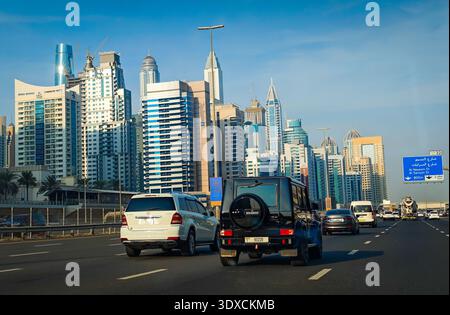 12 03 2025 - Dubai, Emirati Arabi Uniti. Autostrada trafficata di Dubai con traffico e grattacieli sullo sfondo, moderna vista sulla città. Informazioni sul traffico Foto Stock