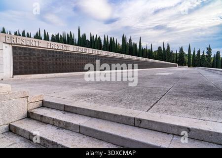 Una vista prospettica della monumentale struttura a gradini del Memoriale militare di Redipuglia, il più grande santuario di guerra d'Italia dedicato ai caduti Foto Stock