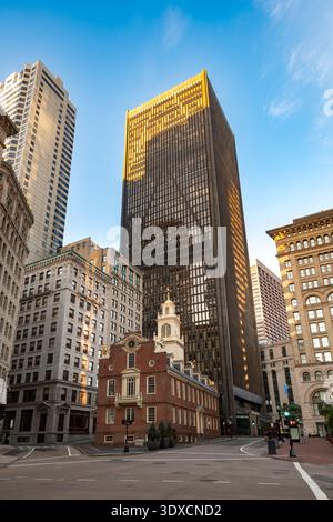 La storica Old State House è in netto contrasto con i moderni grattacieli del centro di Boston. Foto Stock