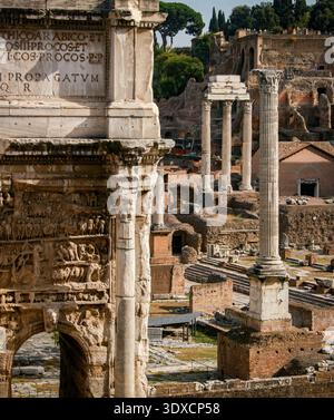 Roma, Italia – 23 settembre 2007: Veduta dell'Arco di Settimio Severo e colonne classiche nel foro Romano di Roma. Foto Stock