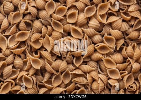 Pasta integrale conchiglie. Vista dall'alto. Foto Stock