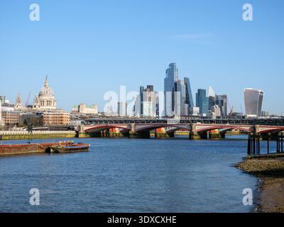 Vista del paesaggio urbano del Tamigi e dello skyline cittadino dei moderni grattacieli del quartiere finanziario e del Blackfriars Bridge, Londra, Regno Unito Foto Stock