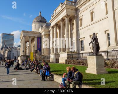 Trafalgar Square di fronte alla National Gallery, Londra, Regno Unito Foto Stock