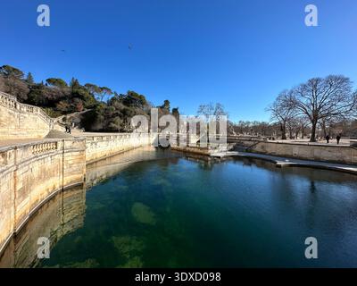 Uno stagno nel giardino Les Jardins de la Fontaine a Nîmes, Occitania, Francia, gennaio 2023 Foto Stock