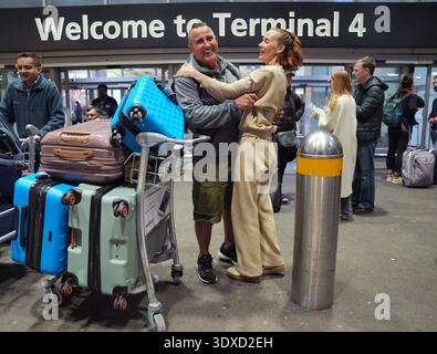 Jeff e Rebecca Moses da Manchester, che soggiornavano all'hotel Fairmont Bab al Bahr di Abu Dhabi, arrivando al Terminal 4 dell'Aeroporto Heathrow di Londra con un volo da Abu Dhabi negli Emirati Arabi Uniti. Data foto: Lunedì 2 marzo 2026. Foto Stock