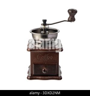 Macinacaffè manuale in legno retrò isolato su sfondo bianco. Mulino da caffè marrone scuro in stile vintage come decorazione della cucina. Foto Stock