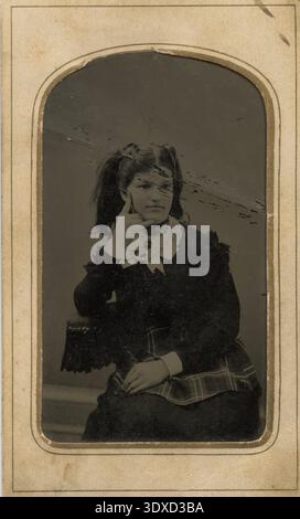 Tintype ritratto di una donna che fa il segno della mano chiamami, che gira la testa. Foto Stock