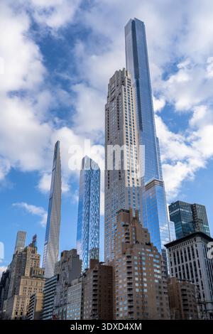 Grattacieli alti a Midtown Manhattan New York vicino a Central Park Foto Stock