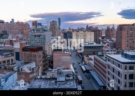 Vista del quartiere Meatpacking di Manhattan prima del tramonto Foto Stock