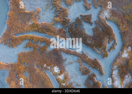 Vista aerea dall'alto verso il basso della palude di marea nel fiume Lynnhaven, Virginia Beach Foto Stock