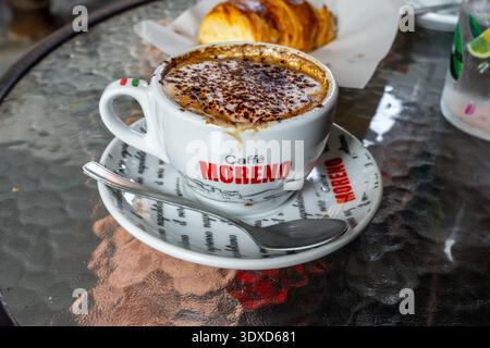 Napoli Italia - 1 ottobre 2022: Una Coppa di Cappuccino seduta su un tavolo a Napoli Italia Foto Stock