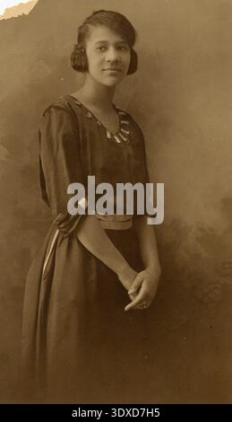 Foto di una giovane donna nera, foto di studio probabilmente dei primi anni '1920 Foto Stock
