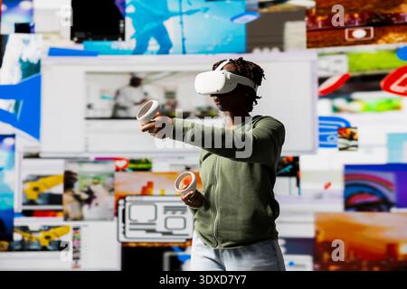 Donna che utilizza un visore VR per guardare video e godersi lo stile di vita dell'era digitale. La persona ama la tecnologia metaversa della realtà virtuale che mette in correlazione le persone in tutto il mondo, guardando clip Foto Stock