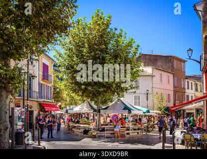 Cassis, Francia, 3 settembre 2025, vista di alcune persone nella città mercato in Place de la République Foto Stock