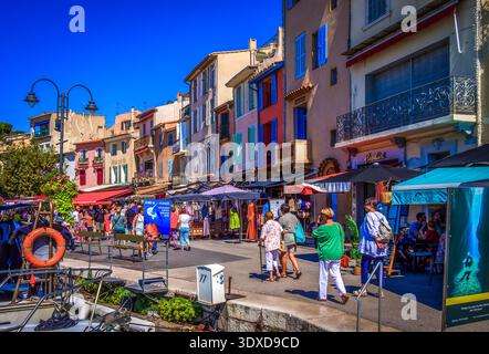 Cassis, Francia, 3 settembre 2025, veduta di una scena urbana sul Quai des Baux Foto Stock