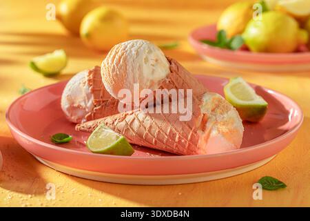 Gelato agrodolce al limone come dessert acido. Gelato a base di limes e limoni. Foto Stock